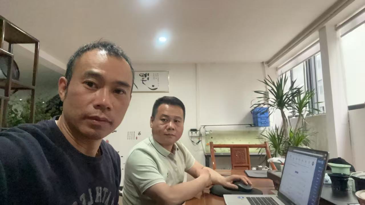 Accogliendo i distinti clienti per esplorare l'eccellenza presso la struttura di produzione di gomma ZhengGuan