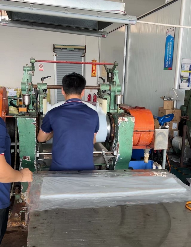 Mescola di gomma siliconica nella fabbrica di gomma di ZHENGGUAN