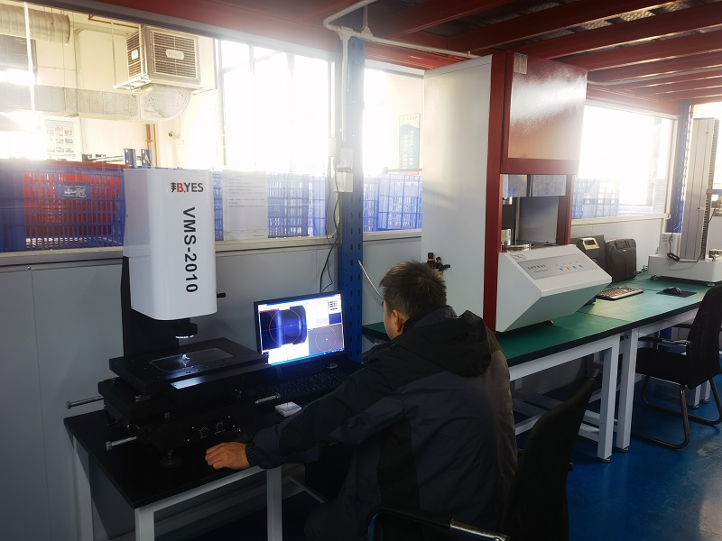 Le macchine di misurazione dell'immagine ottica, dotate di sistemi software di misurazione e controllo precisi, ci consentono di produrre parti in gomma con dimensioni più precise.