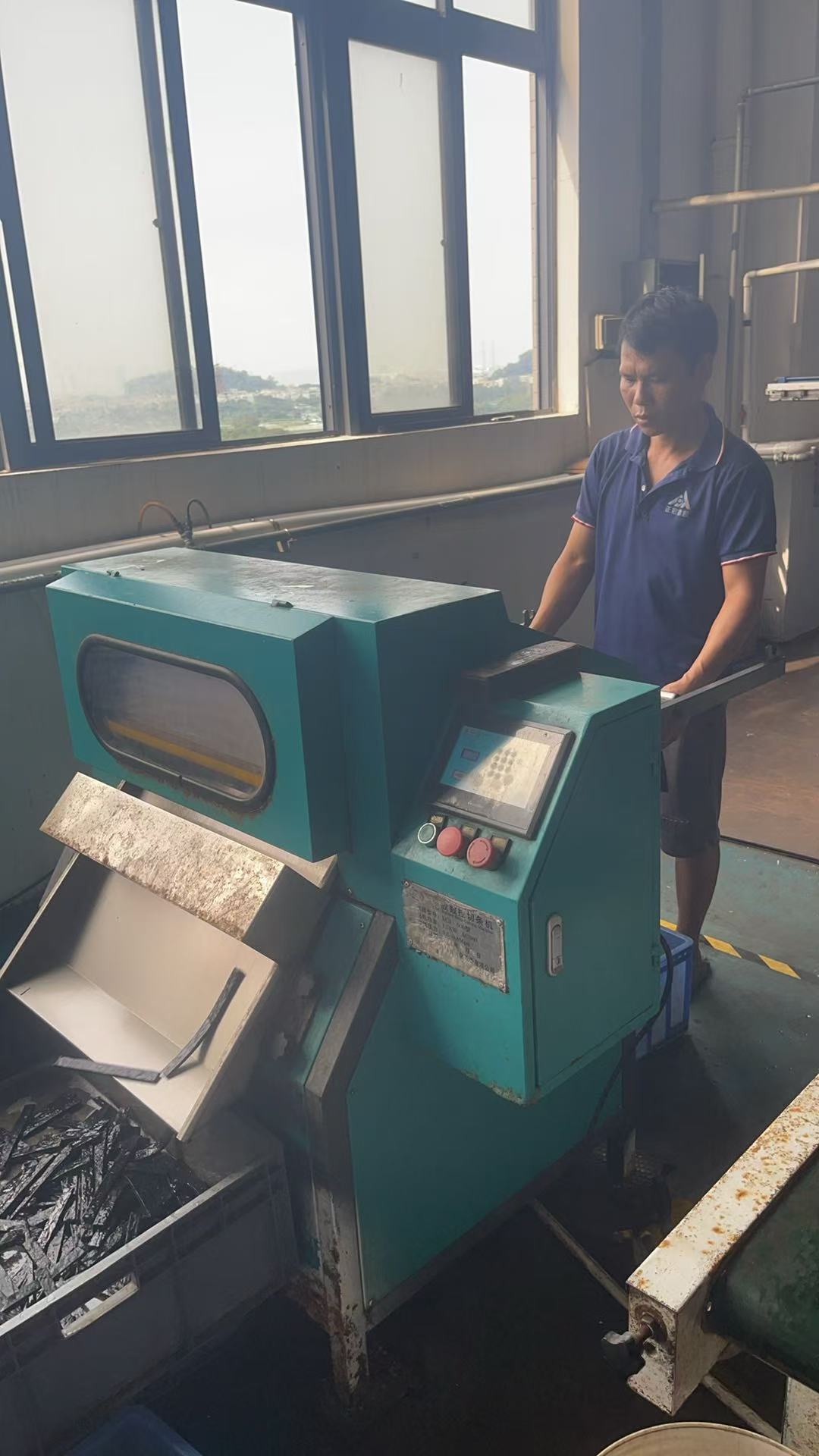 Taglio automatizzato di strisce di gomma: precisione, efficienza e risparmio sui costi in azione