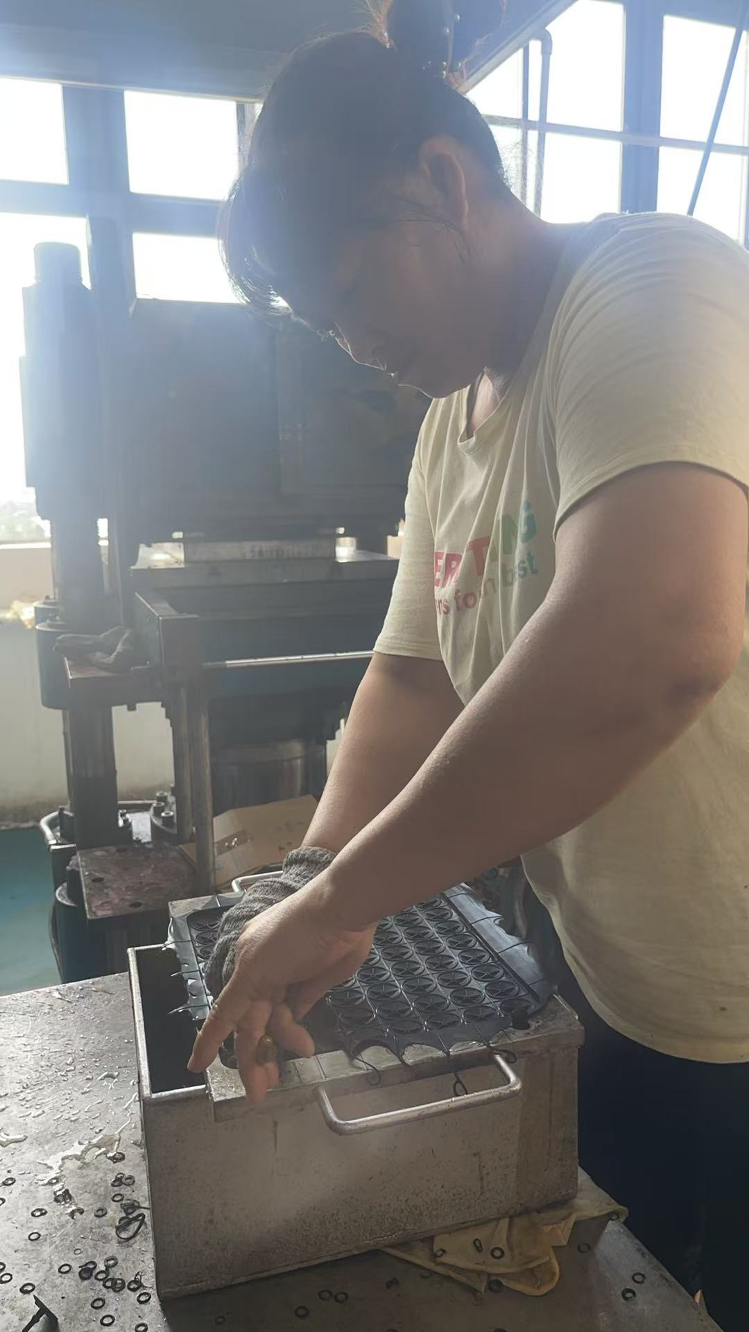 All'interno della nostra officina per le parti in gomma: formulazione stabile, valvole di aspirazione affidabili per pompe dell'acqua All'interno della nostra officina per le parti in gomma: formulazione stabile, valvole di aspirazione affidabili per pompe dell'acqua